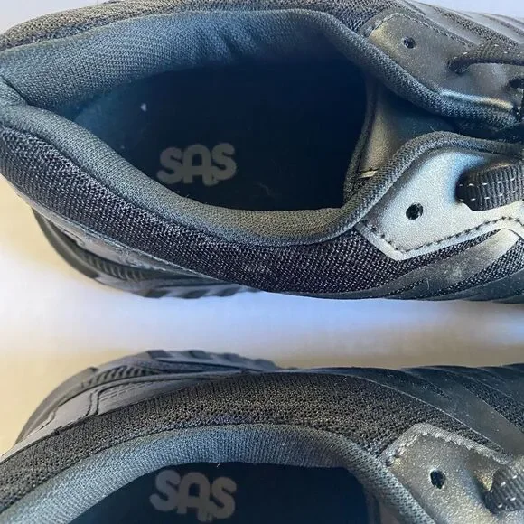 SAS Men’s Pursuit Black on Black Sneakers with Vibram Sole Size 9.5 NWOT.